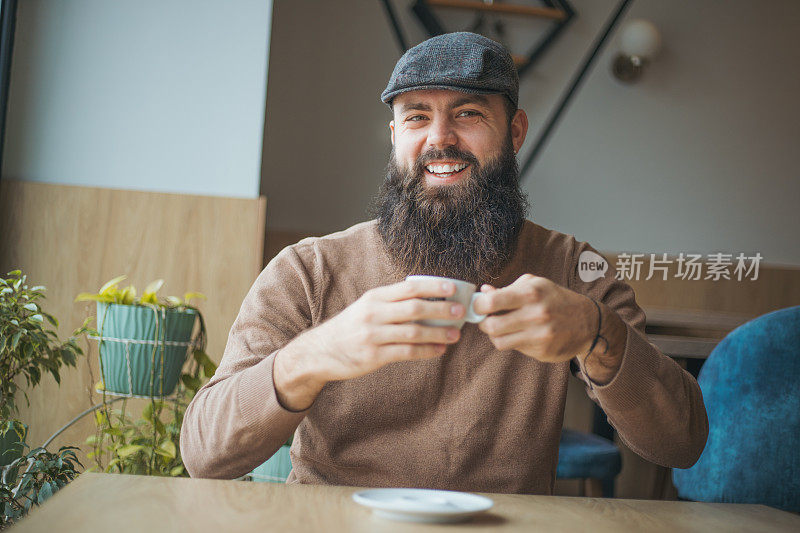 在最喜欢的咖啡馆享受早晨的咖啡