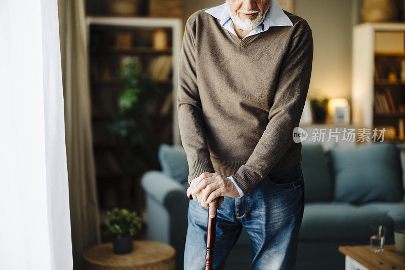 手，手杖或残疾老人，退休特写。老年人护理，手杖或帮助平衡，支持或帕金森病与关节炎与健康问题