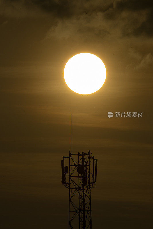 全画幅的太阳背后的塔-股票照片