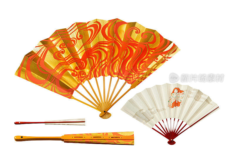 日本传统的手扇由纸和竹子制成，带有金色和红色的装饰，孤立在白色上