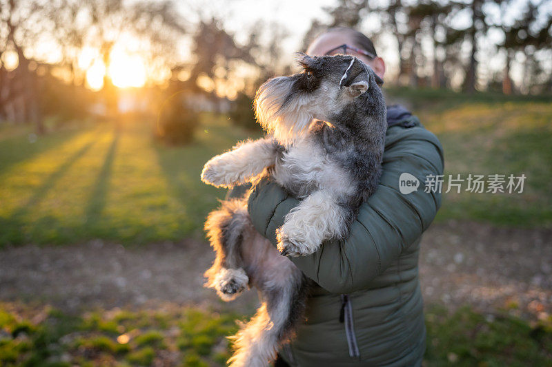 带狗出门的女士