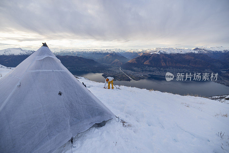 登山者准备在雪地里过冬，点燃了篝火