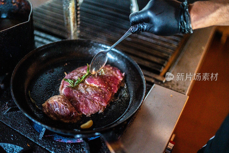 餐厅厨房里煎肉的特写镜头