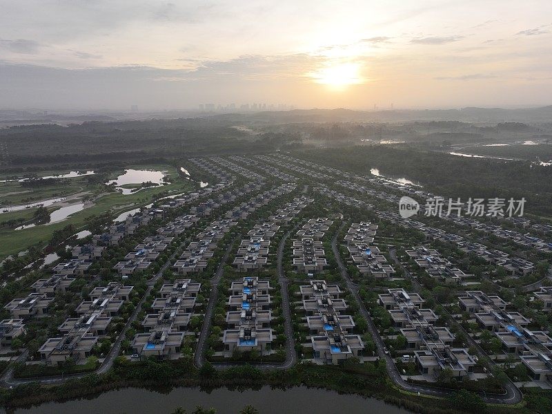 新建住宅小镇的晨景