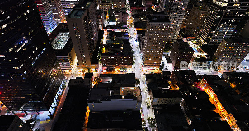 航拍的栗树街和南20街在费城市中心在一个秋天的夜晚