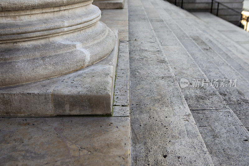 布鲁塞尔证券交易所外的建筑柱子和台阶的底部