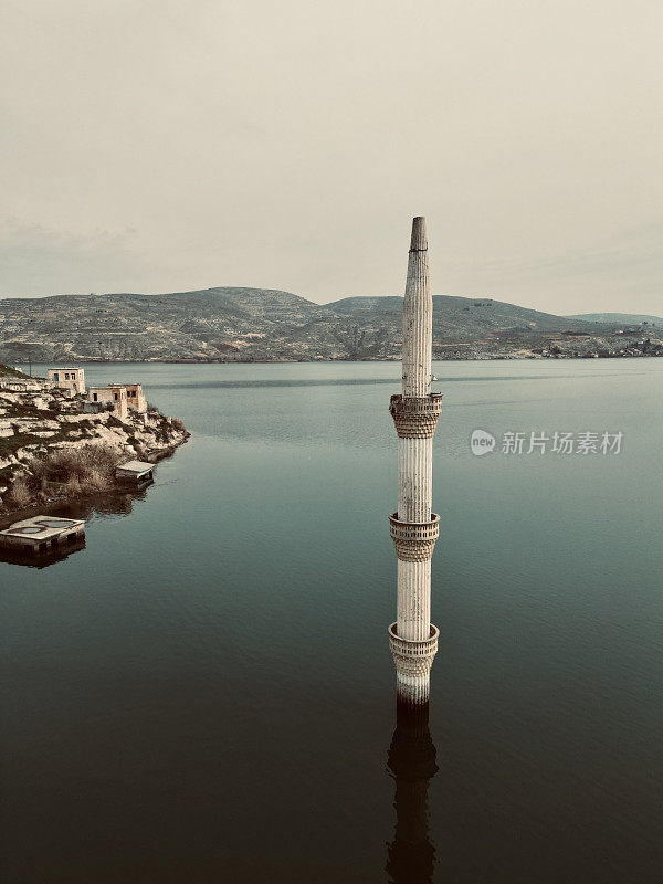 一座沉没的清真寺的尖塔从幼发拉底河的水中升起