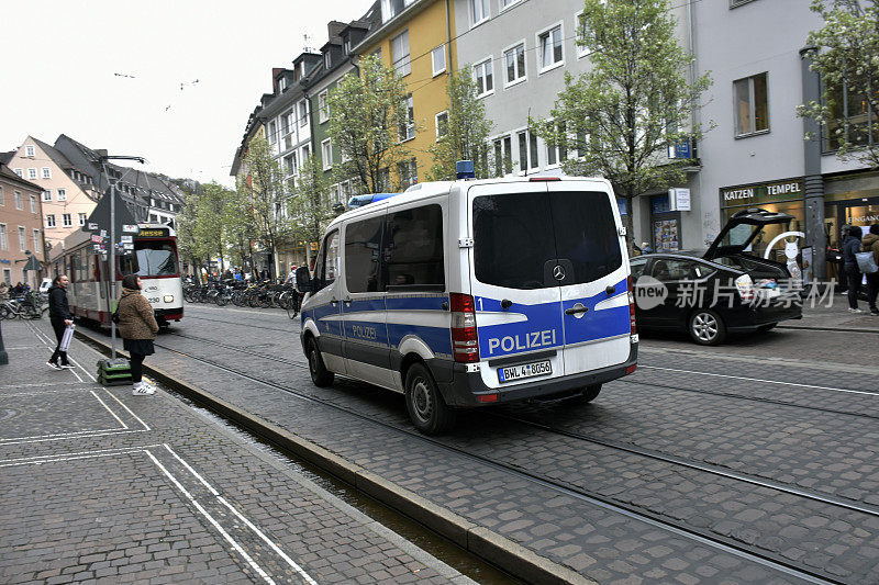 弗莱堡老城位于巴登-符腾堡州购物区，德国警察陆运车辆、有轨电车