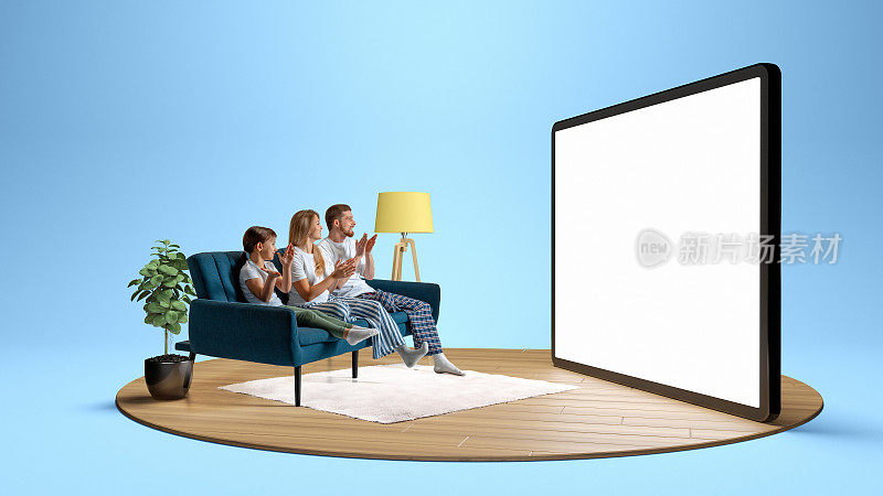 年轻积极的家庭穿着睡衣，男人，女人和孩子坐在沙发上，动情地看着巨大的3D模型平板电脑与空屏幕