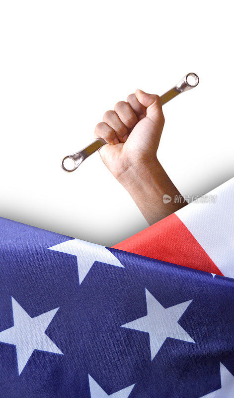 明亮的垂直图片与一个自信的字符串年轻工人的手握扳手或扳手工作工具适用于美国劳动节海报包裹或折叠的美国国旗在白色背景