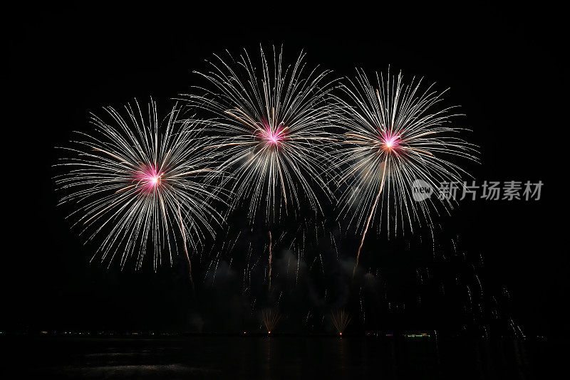 在芭堤雅国际烟花节拍摄的美丽多彩的烟花夜景