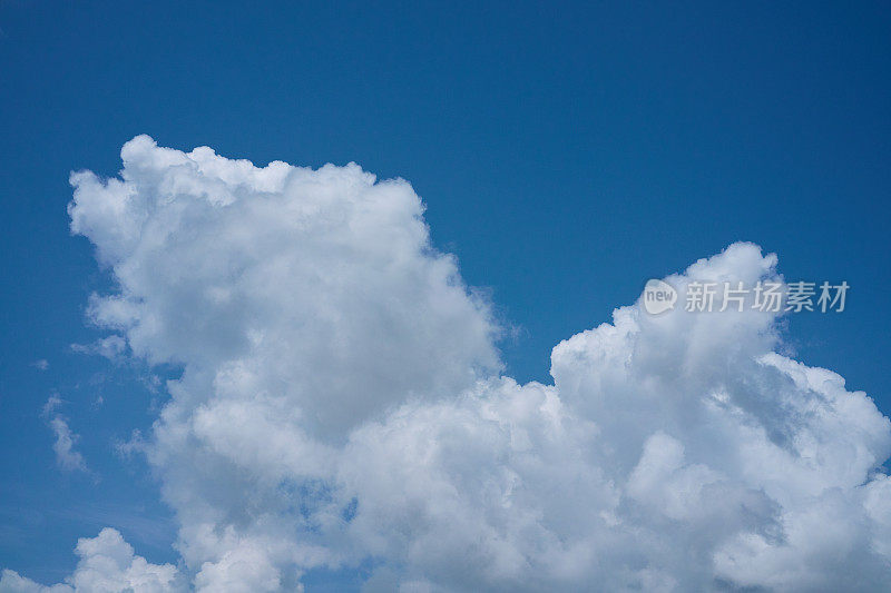 天空中云的低角度视图