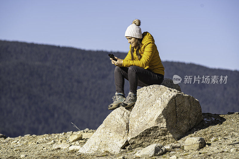 人与自然。湖边的女人。