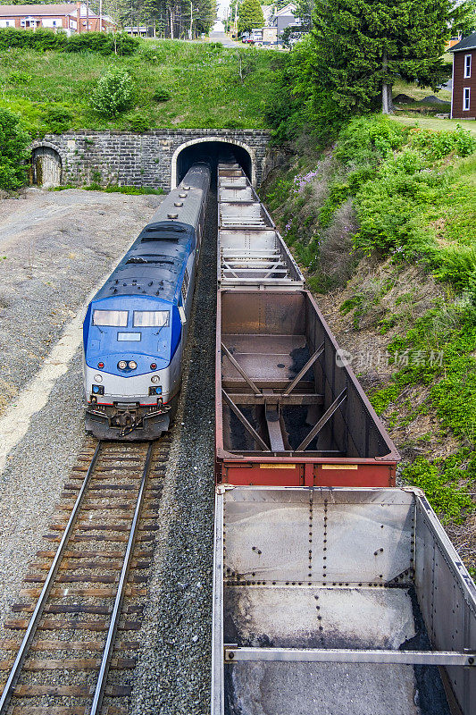 快速客运列车超车空煤列车出石拱门双线隧道。