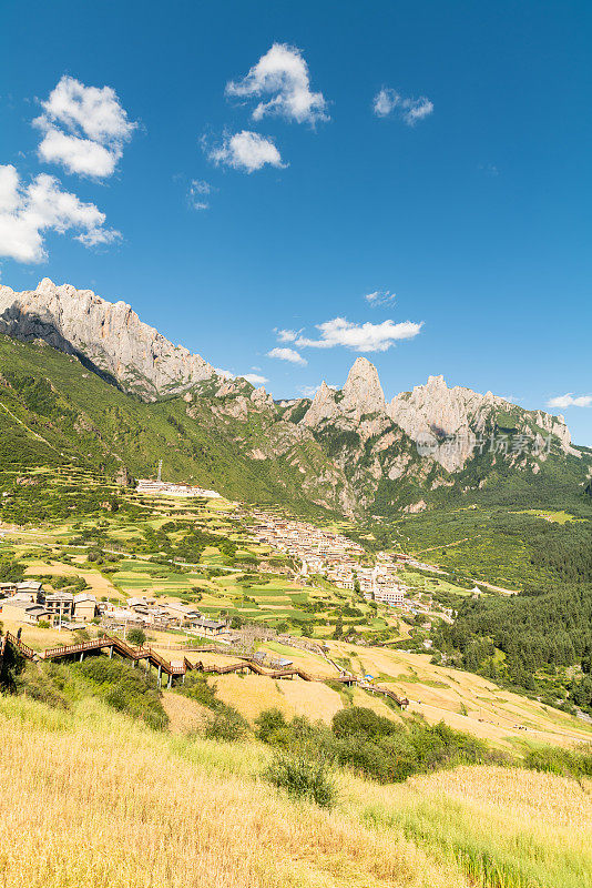 中国甘南扎加纳石山的神秘景观