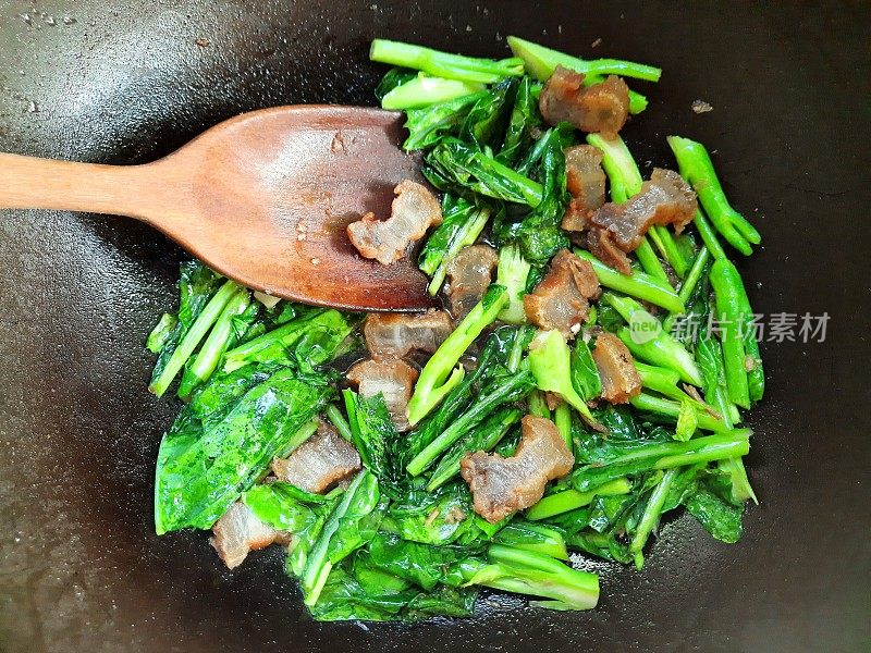 炒羽衣甘蓝配五花肉-食物准备。