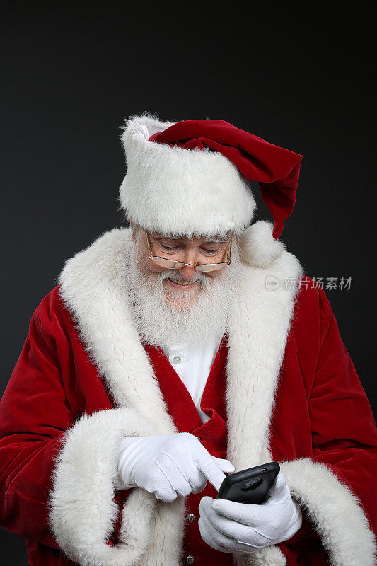 圣诞老人使用手机