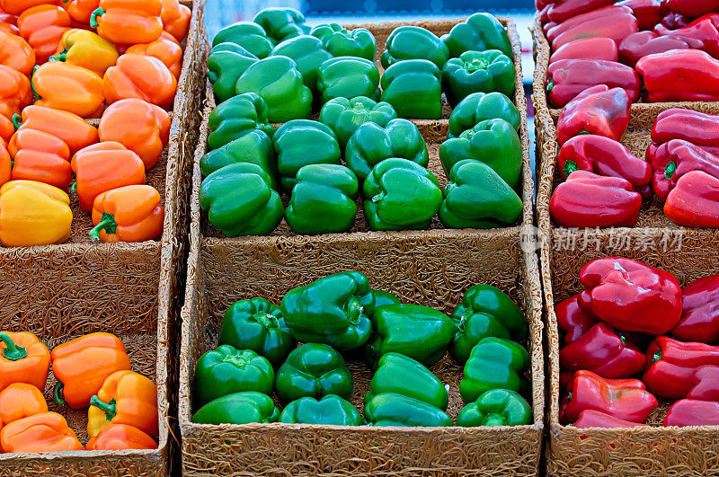 农贸市场展出的橙、绿、红辣椒