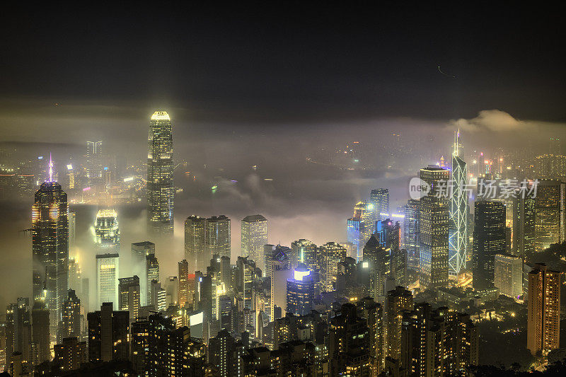 九龙及香港岛的雾夜
