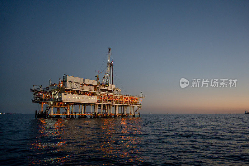 夜间无人机图像用于水力压裂的海上石油钻井平台与明亮的灯光