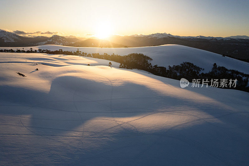 巴塔哥尼亚安第斯山脉雪山上的日落