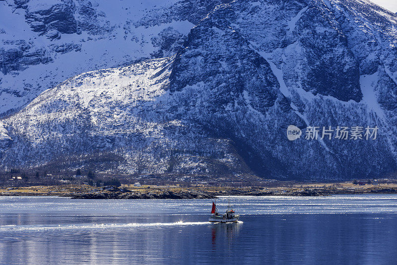 在挪威罗弗敦群岛的一艘渔船上