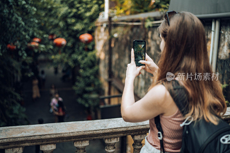 年轻女子在吉隆坡唐人街拍摄风景秀丽的街道