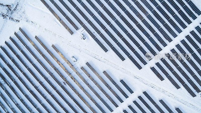 大雪过后一个阳光明媚的冬日，宾夕法尼亚州阿巴拉契亚山脉的大型太阳能农场。