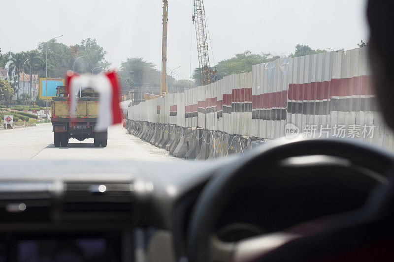 在在建的道路上开车