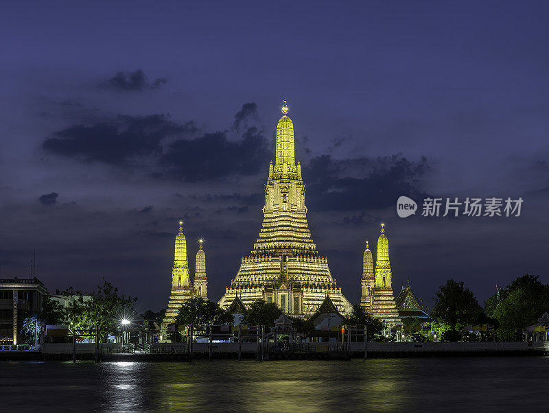 泰国曼谷，日落时分的笏阿伦寺