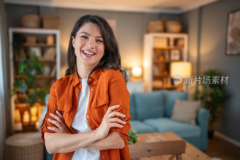 一个美丽的女人站在家里的客厅里