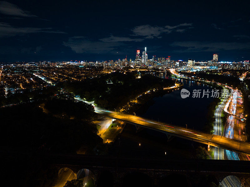 夜晚从斯库尔基尔河上俯瞰费城市中心的天际线