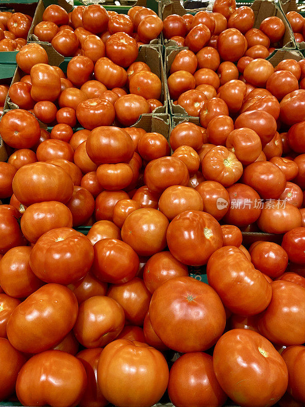 商店柜台上堆满了熟番茄，都是来自该国南部地区的圆形番茄。