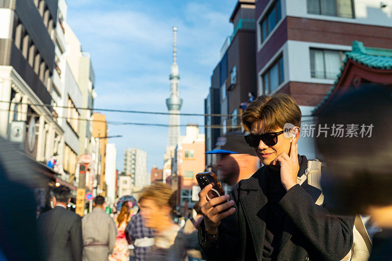 一名亚洲男子在日本东京浅草区旅行