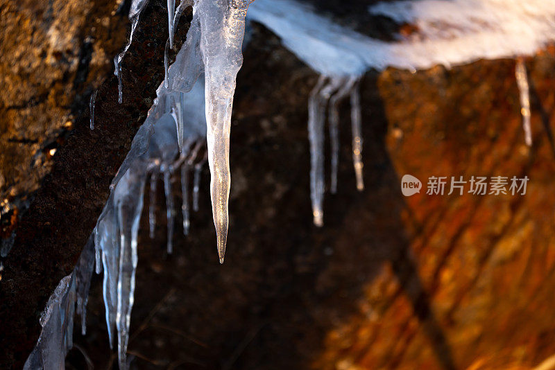 火山岩上的冰柱。