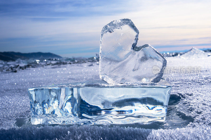 北极景观有一个透明的冰心，贝加尔湖的冰雪或极端的南极洲。冰柱冰面上心形的冰柱一颗冰冷的心。