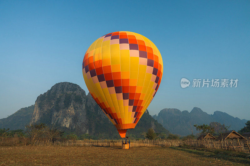 从草地上发射的热气球的风景