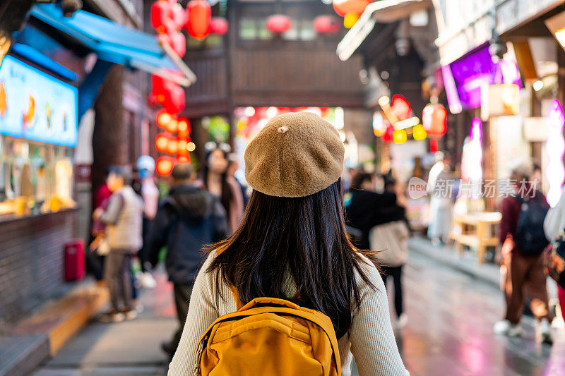 年轻的女游客走在成都的锦里古街