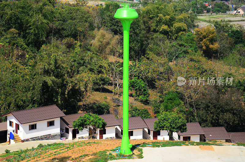 在泰国清莱清莱农村的户外公园里，林角村乡村乡村在山上有塔式水箱水在小村庄的含水层自流地下水