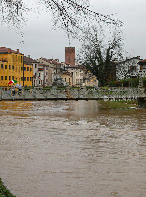 洪水泛滥时河水湍急，有溢流的危险，铁桥几乎被淹没