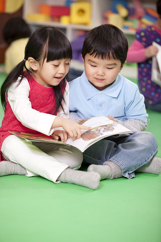 小男孩和小女孩一起看书