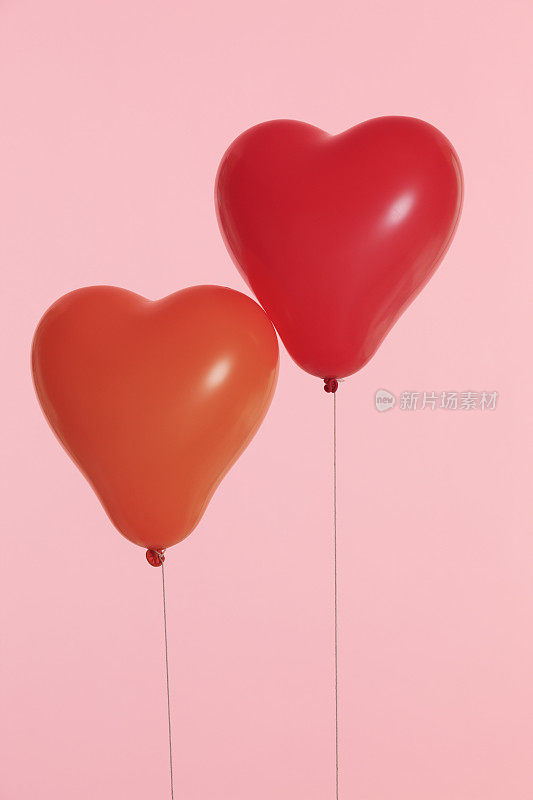 两个红心形状的气球