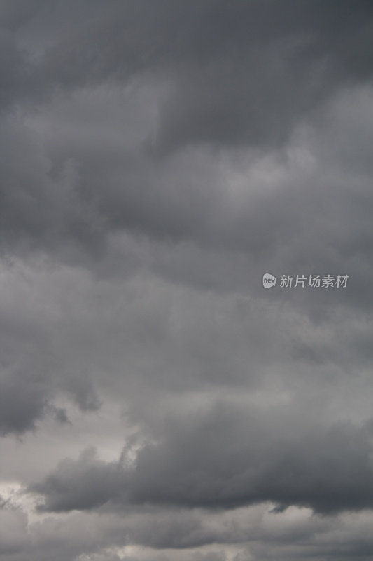 暴风雨的乌云