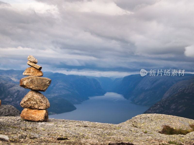 六块岩石堆在悬崖上，可以看到风景