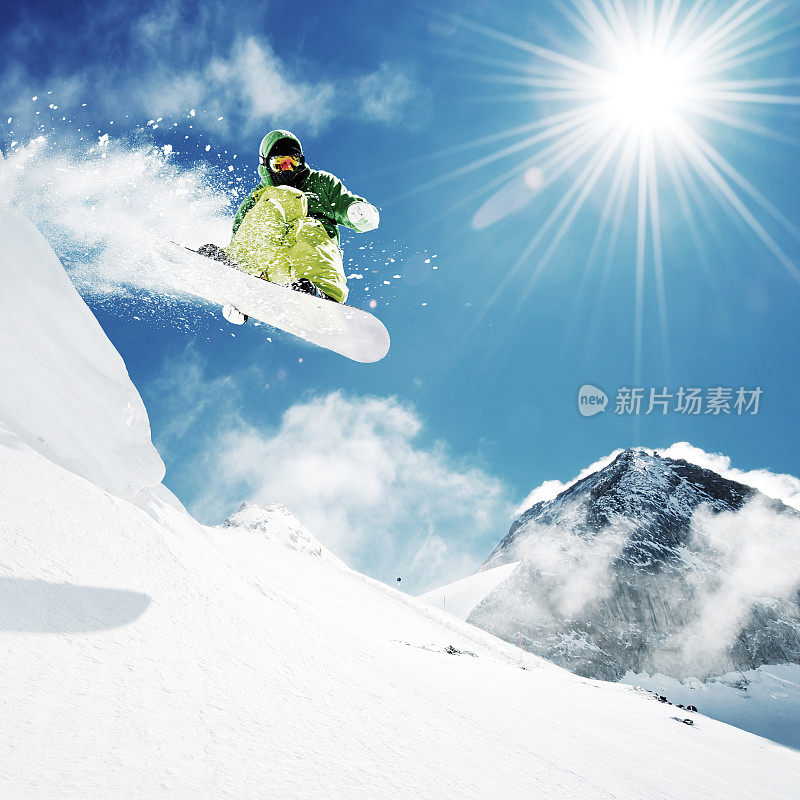 滑雪板在高山跳跃