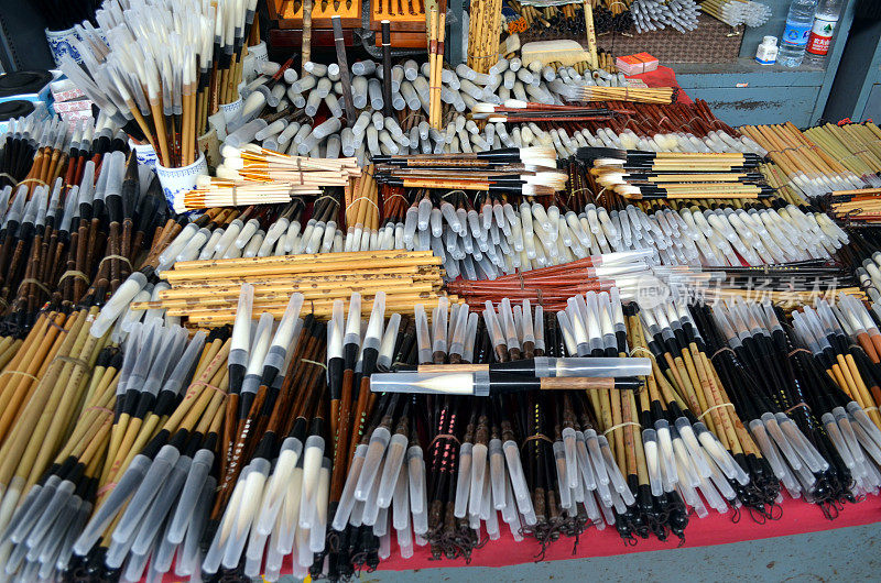 北京中国潘家园书法市场，用笔装饰，在市场上销售不同风格不同大小