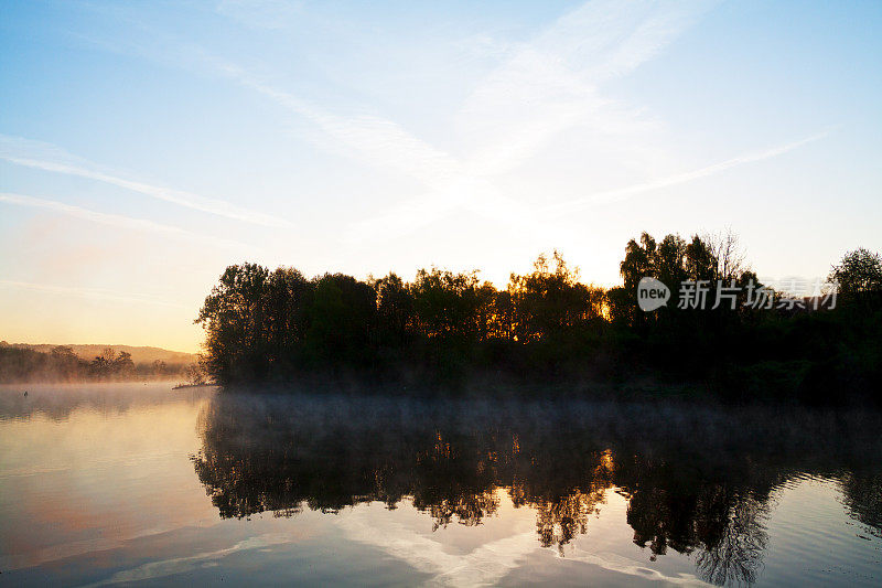 春天鲁尔树林后的日出