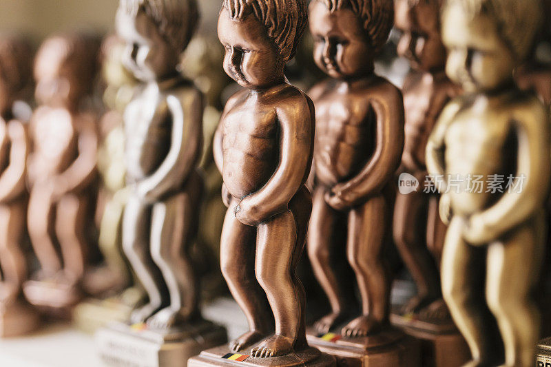 比利时布鲁塞尔一家礼品店内的撒尿小童雕像