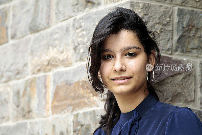 微笑的印度年轻女性