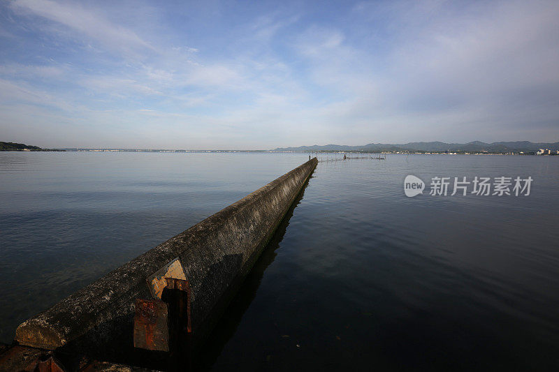 日本静冈县滨松的滨马湖，春天的早晨